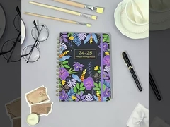 सुरुचिपूर्ण स्क्वायर हार्डकवर नोटबुक मुद्रण 128gsm मैट आर्ट पेपर प्राकृतिक गैर लेपित लकड़ी मुक्त पृष्ठ